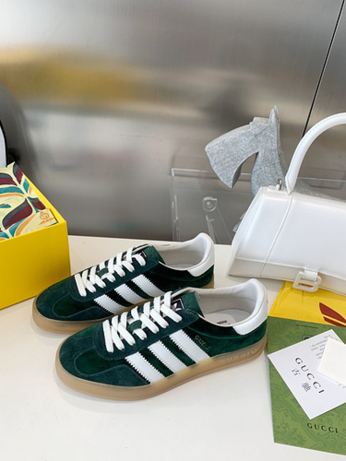 ad low-top sneaker