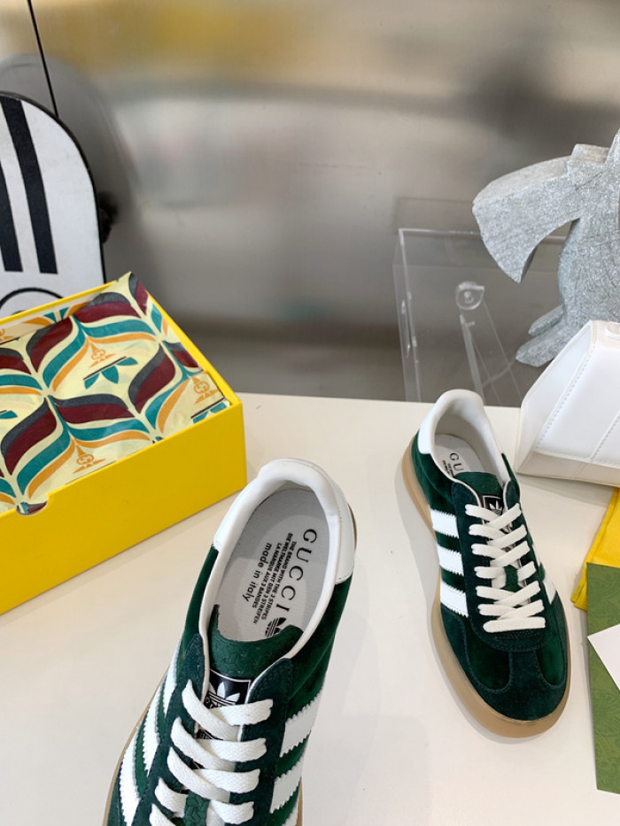 ad low-top sneaker