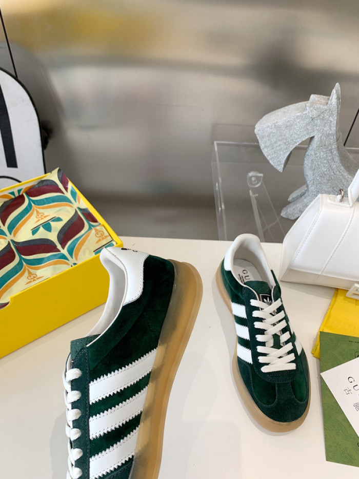 ad low-top sneaker