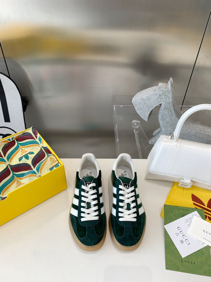ad low-top sneaker