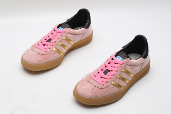 ad low-top sneaker