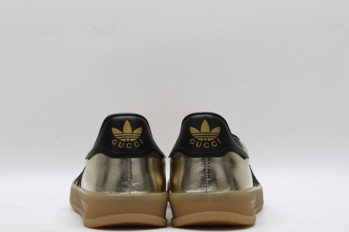 ad low-top sneaker