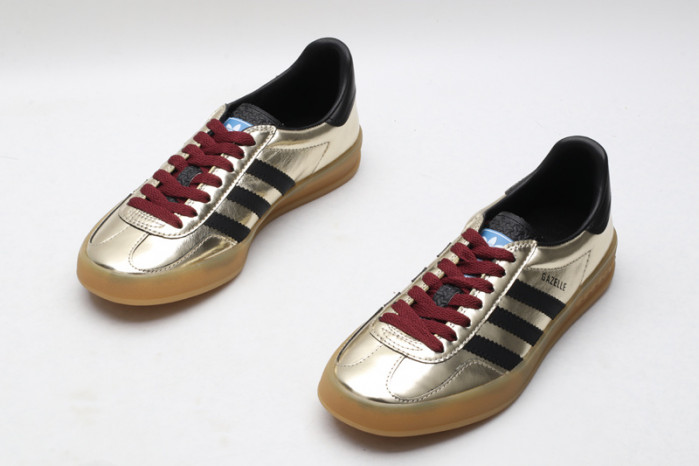 ad low-top sneaker