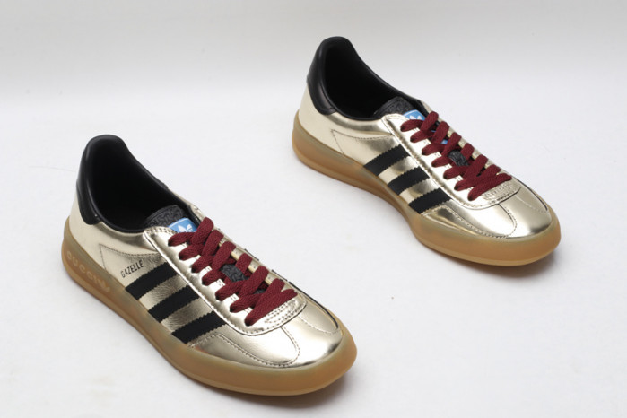 ad low-top sneaker