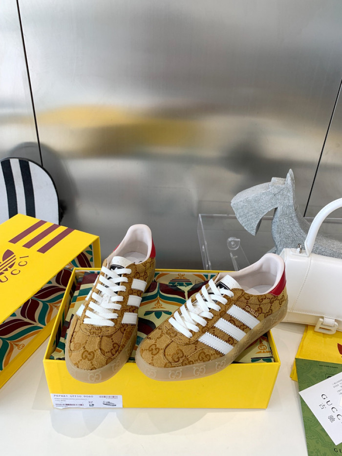ad low-top sneaker