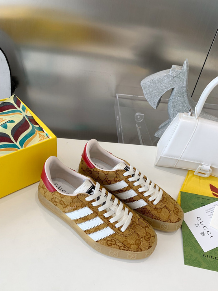 ad low-top sneaker