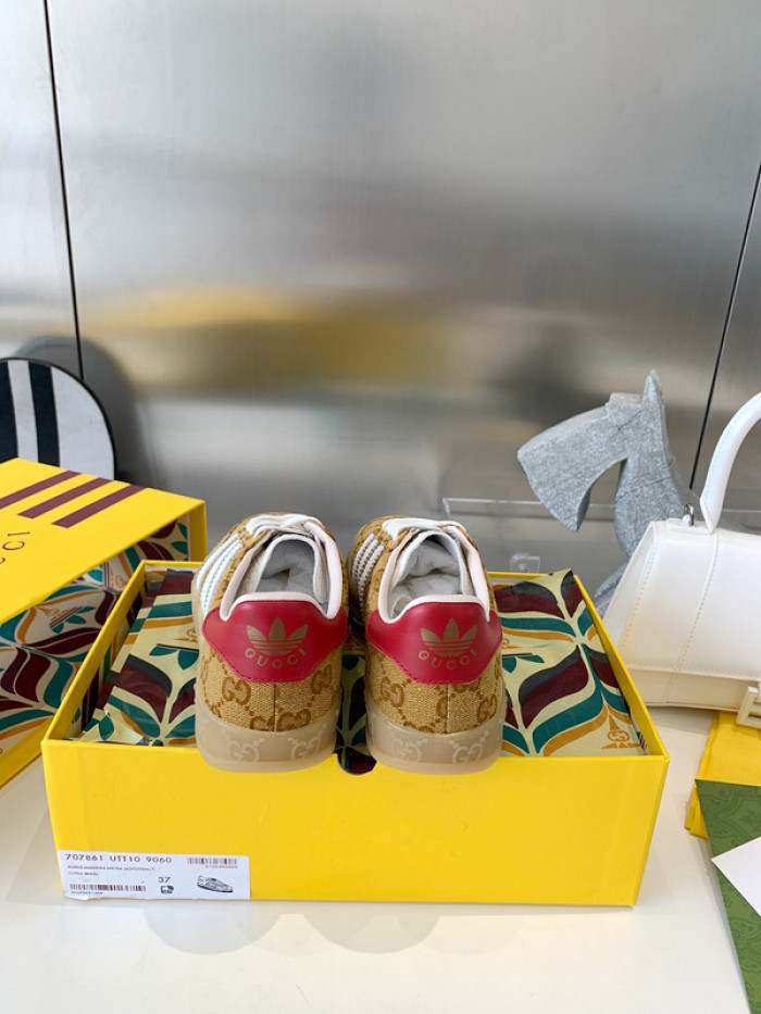 ad low-top sneaker