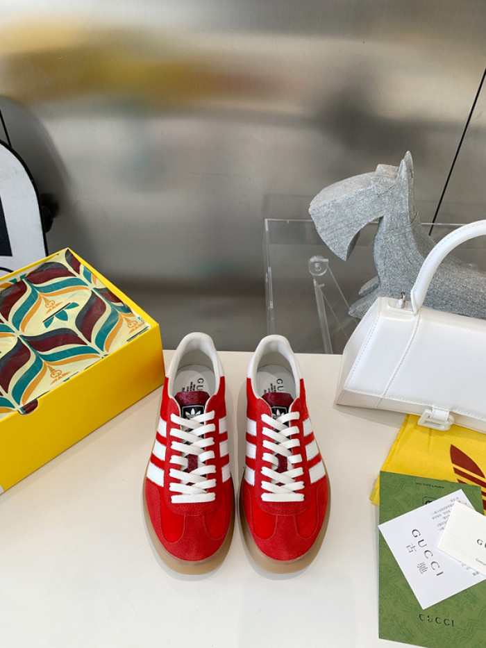 ad low-top sneaker