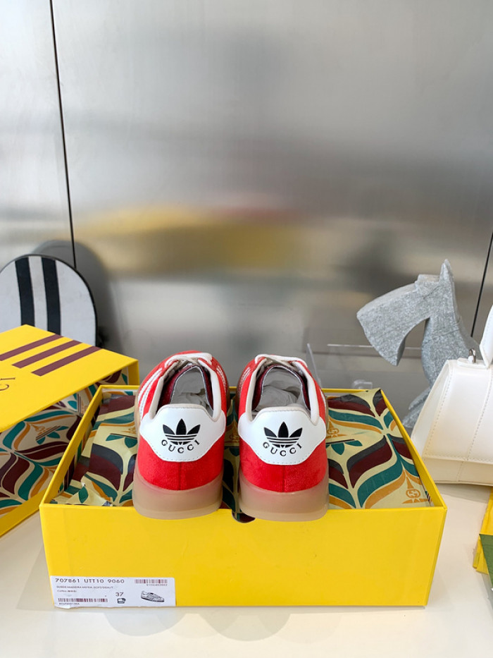 ad low-top sneaker
