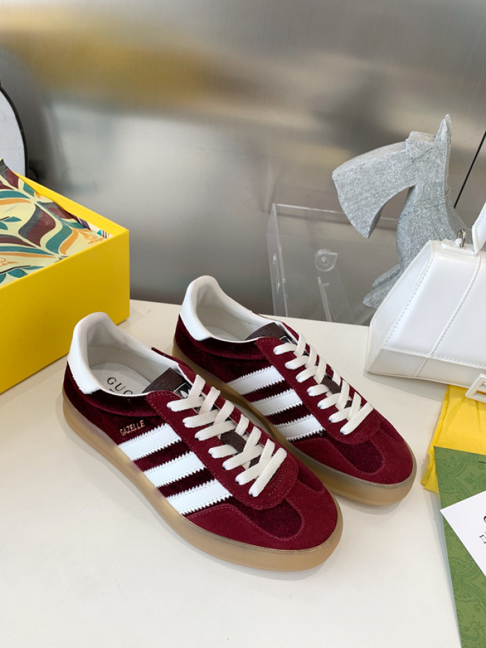 ad low-top sneaker