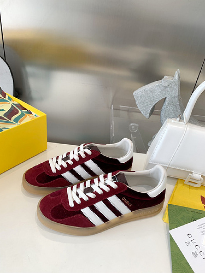 ad low-top sneaker
