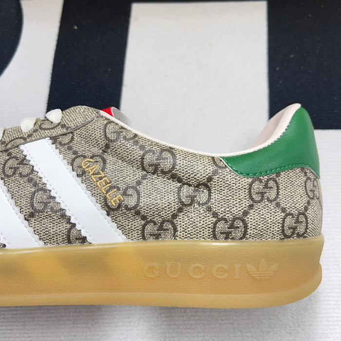 ad low-top sneaker