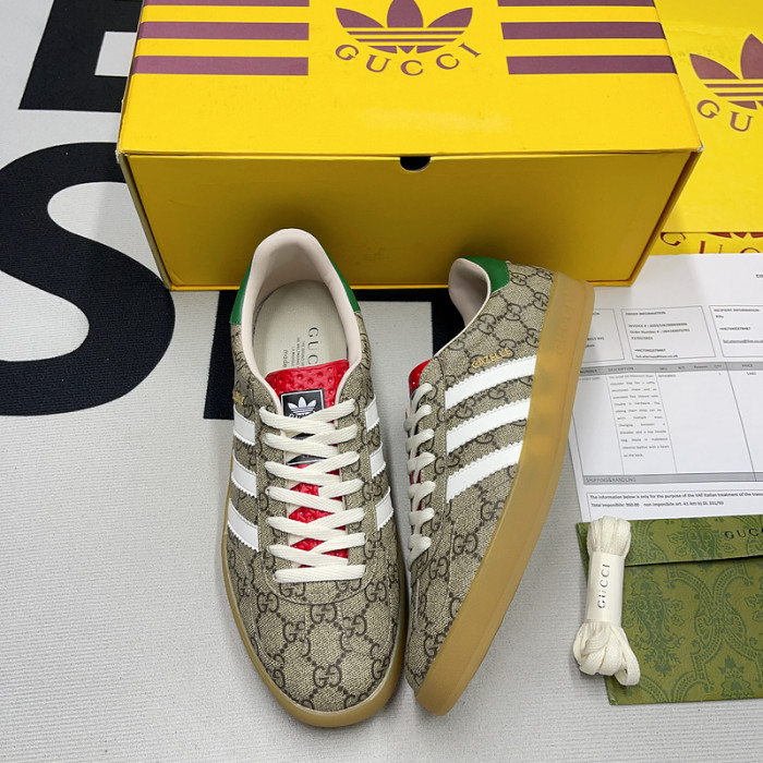 ad low-top sneaker