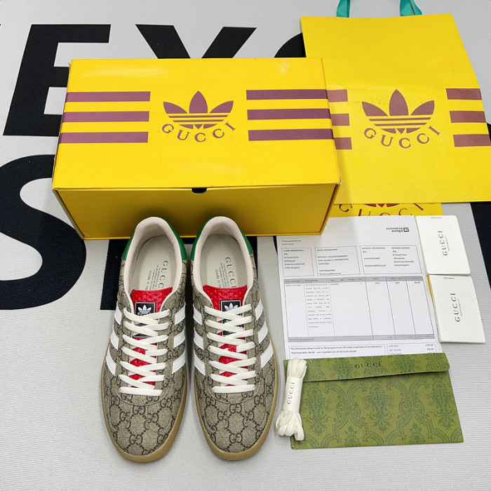 ad low-top sneaker