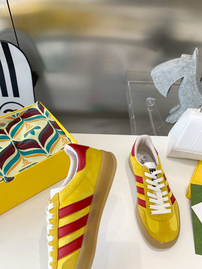 ad low-top sneaker
