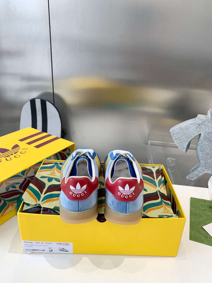 ad low-top sneaker