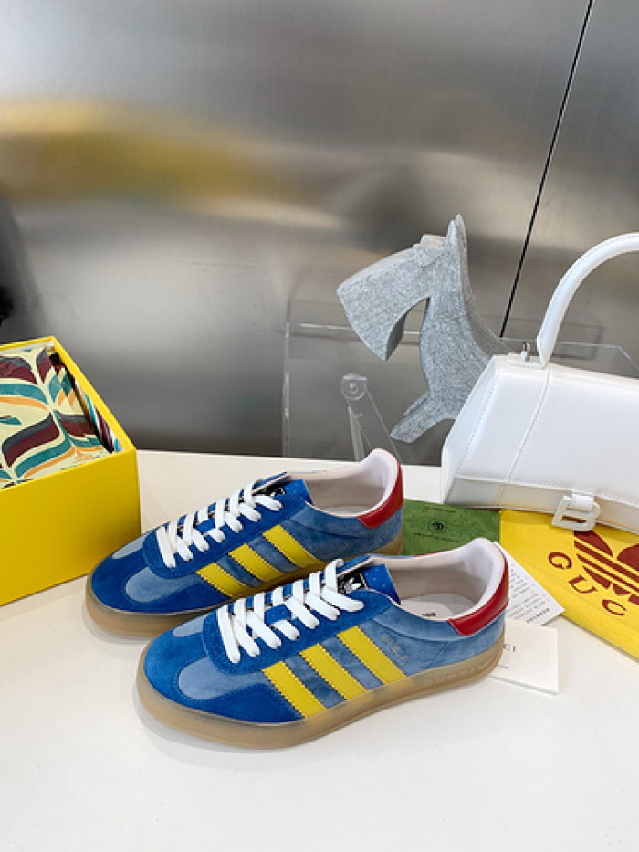 ad low-top sneaker