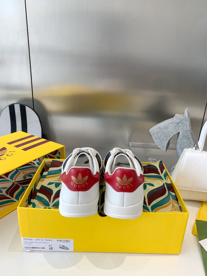 ad low-top sneaker