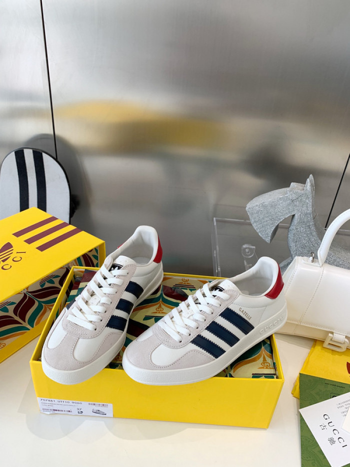 ad low-top sneaker
