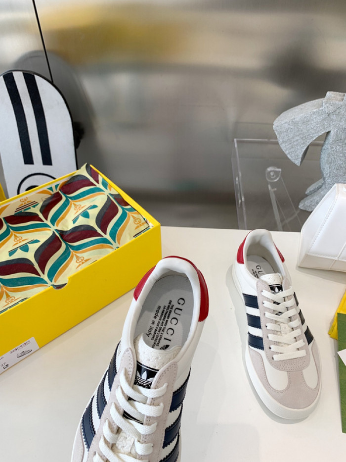 ad low-top sneaker