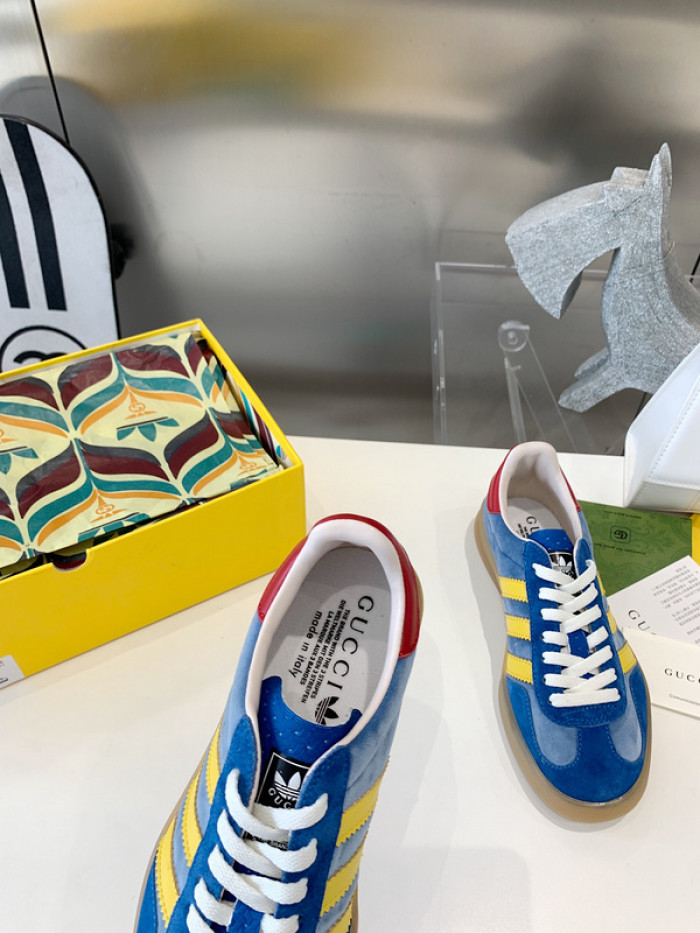 ad low-top sneaker